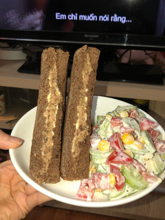 Hình của món Bánh mỳ sandwich lúa mạch ăn cùng salad bơ.