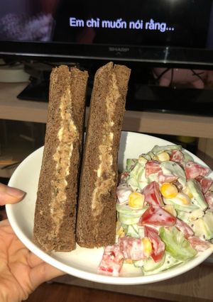 Hình của món Bánh mỳ sandwich lúa mạch ăn cùng salad bơ.