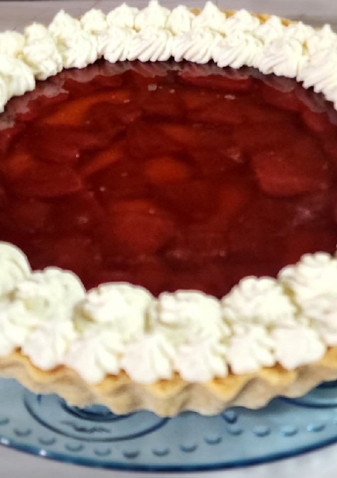 Una foto de Tarta de frutillas con crema pastelera 🍓🍰
