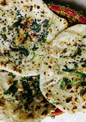 गार्लिक बटर नान (garlic butter naan recipe in Hindi) रेसिपी मुख्य फोटो