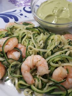 Una foto de Espaguetis de calabacín con langostinos y salsa de aguacate