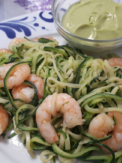 Una foto de Espaguetis de calabacín con langostinos y salsa de aguacate