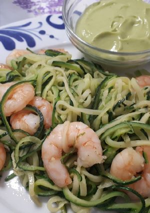 Una foto de Espaguetis de calabacín con langostinos y salsa de aguacate