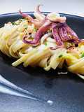 Linguine rigate con crema di asparagi, calamari e gamberi