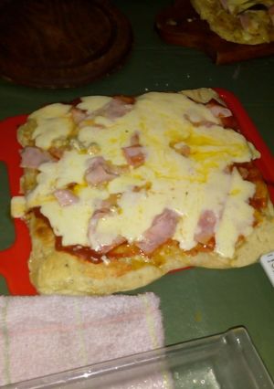 Una foto de Pizza con Harina Pureza con levadura a la plancheta