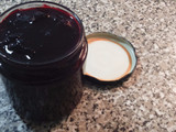 Mermelada de cerezas y ciruelas rojas