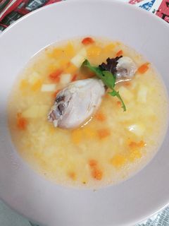 Una foto de Sopa con muslitos de pollo y arroz