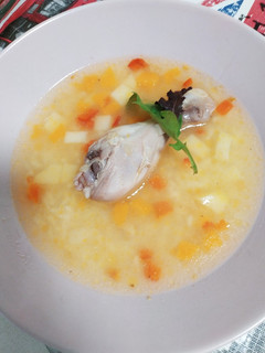 Una foto de Sopa con muslitos de pollo y arroz