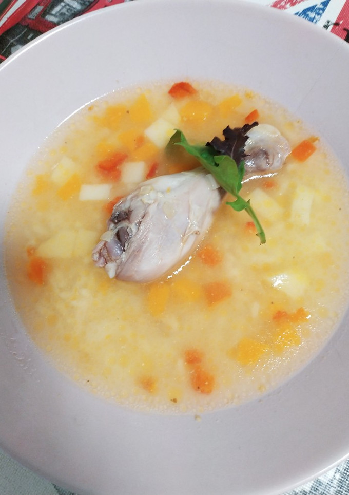 Una foto de Sopa con muslitos de pollo y arroz