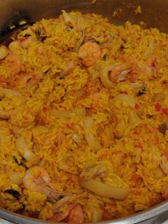 Una foto de Paella de marisco a mi manera