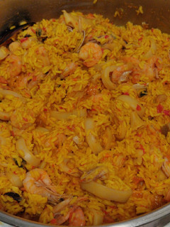 Una foto de Paella de marisco a mi manera