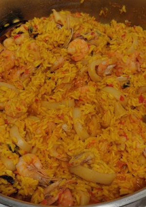 Una foto de Paella de marisco a mi manera