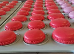 Una foto de Macarons rellenos de frosting de queso de cabra
