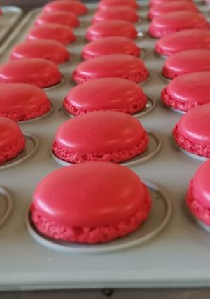 Una foto de Macarons rellenos de frosting de queso de cabra
