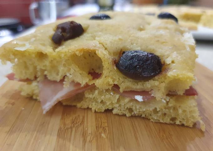 Focaccia rustica alla zucca con lievito madre e olive taggiasche