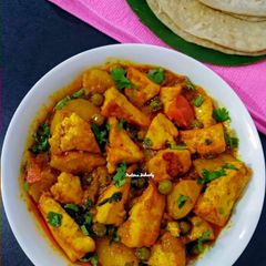 A picture of Matar Paneer.