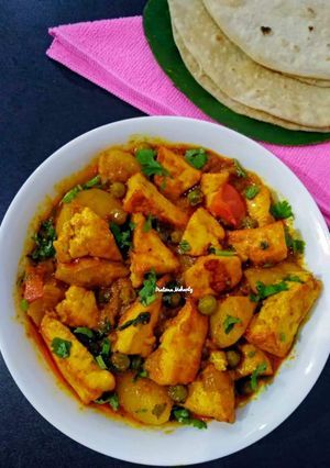 A picture of Matar Paneer.