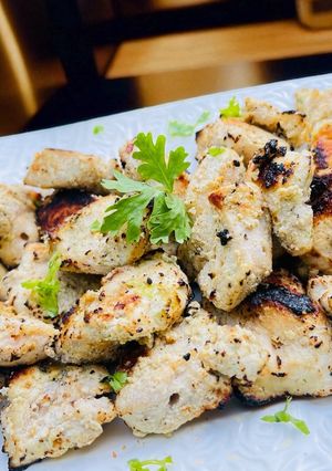 A picture of Juicy Smoky Chicken Malai Tikka.