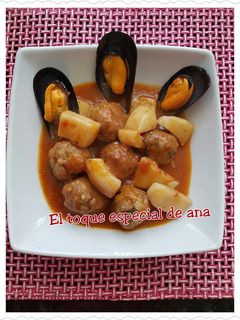 Una foto de Albóndigas con sepia y mejillones