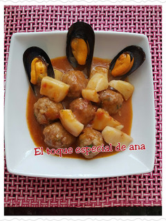 Una foto de Albóndigas con sepia y mejillones