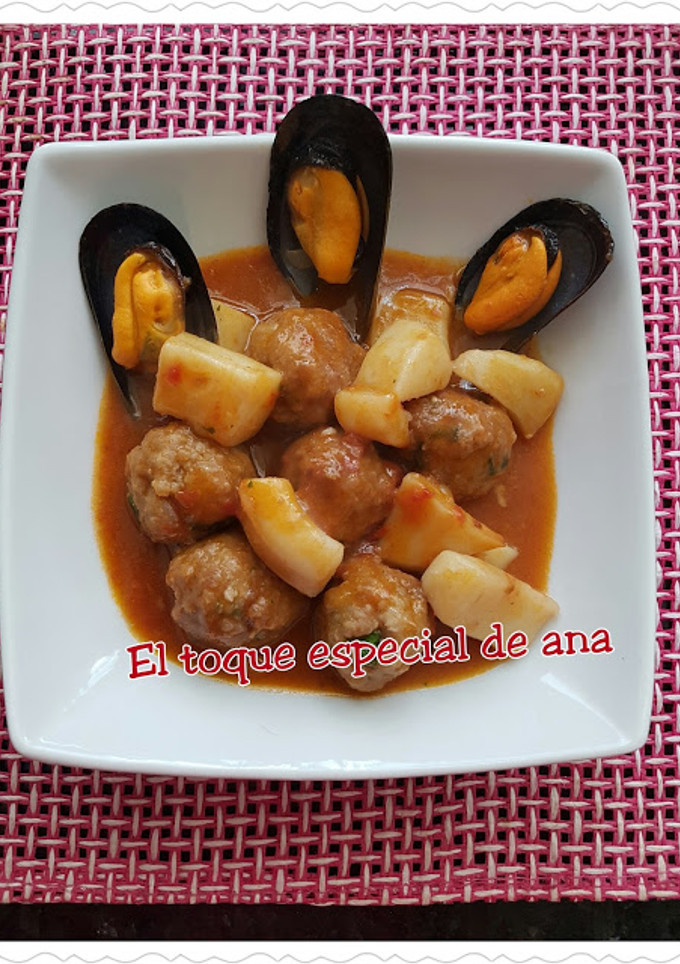 Una foto de Albóndigas con sepia y mejillones