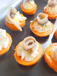 Una foto de Falsos tomates rellenos de queso y boquerones