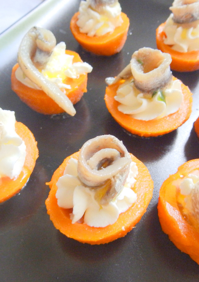 Una foto de Falsos tomates rellenos de queso y boquerones