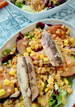 Una foto de Ensalada gourmet con lentejas rojas y caballa