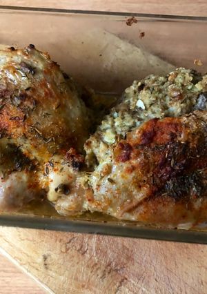 Egész csirkecomb filé gombás töltelékkel, édesburgonya pürével recept fotója