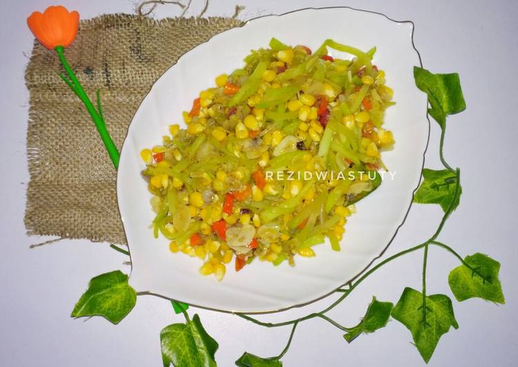 Resep Tumis Labu Siam Jagung Manis oleh Rezi Dwi Astuty - Cookpad