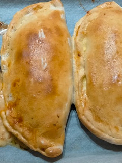 Una foto de Calzones vegetales y atún