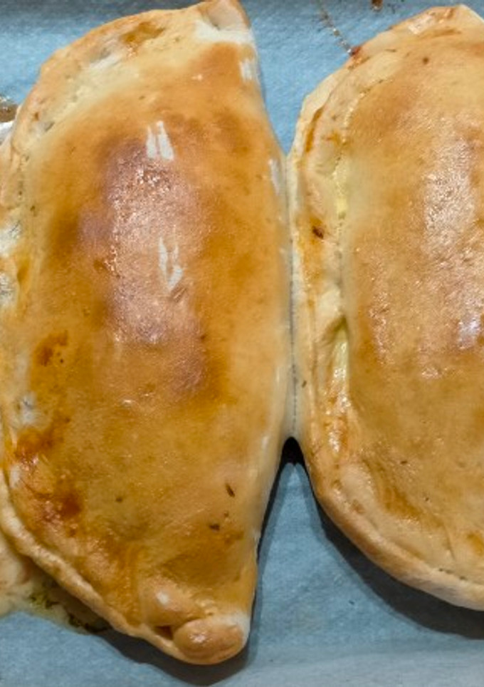 Una foto de Calzones vegetales y atún