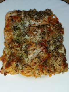 Una foto de Tallarines al horno con verdura atún y palitos de mar