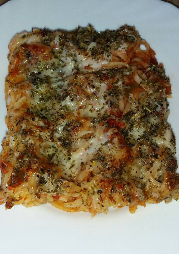 Una foto de Tallarines al horno con verdura atún y palitos de mar