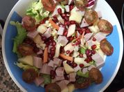 Una foto de ensalada escarola y manzana