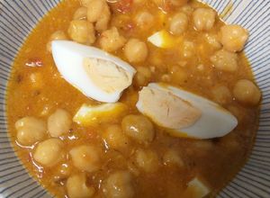 Foto principal de Garbanzos guisados con huevo duro