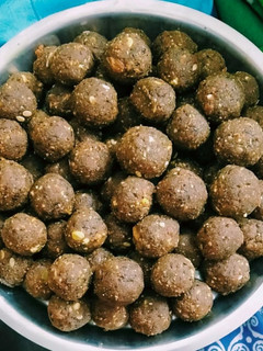 मखाना ड्राई फ्रूट्स लड्डू (Makhana dry fruits laddu recipe in Hindi) रेसिपी मुख्य फोटो