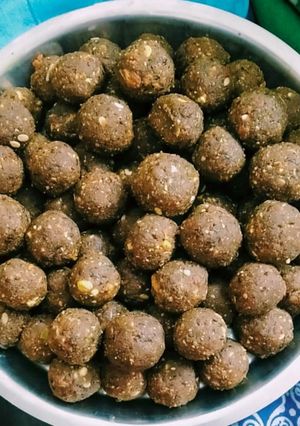 मखाना ड्राई फ्रूट्स लड्डू (Makhana dry fruits laddu recipe in Hindi) रेसिपी मुख्य फोटो