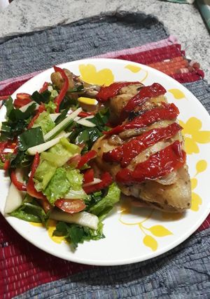 Una foto de Muslo de pollo con morrón y ensalada