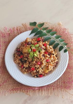 જુવાર ખીચડી (jowar khichdi recipe in Gujarati) રેસીપી મુખ્ય ફોટો