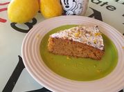 Una foto de bizcocho con aceite de oliva