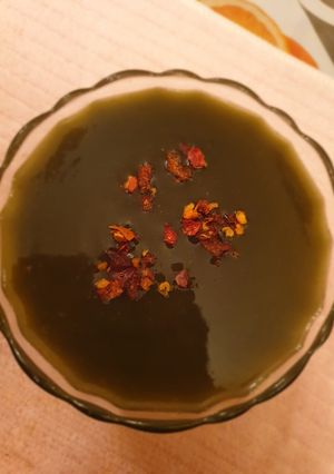 A picture of Green chilli hot sauce.