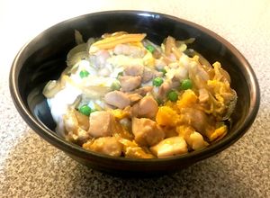 Una foto de Oyakodon ~Tazón de Pollo y Huevo Estilo Japonés~