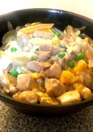 Una foto de Oyakodon ~Tazón de Pollo y Huevo Estilo Japonés~