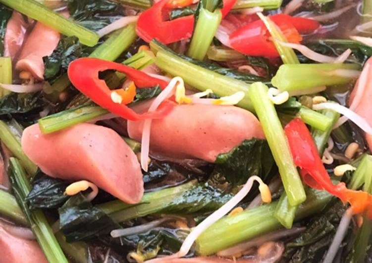 Langkah Mudah untuk Membuat Sayur hijau dengan sosis yang Bikin Ngiler