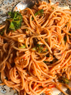 Una foto de Espaguetis integrales con tomate, brócoli y champiñón