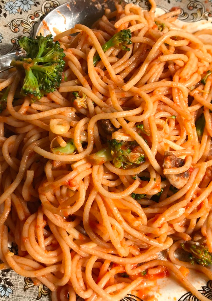 Una foto de Espaguetis integrales con tomate, brócoli y champiñón