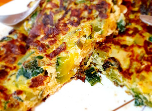 Una foto de Tortilla zapallito, puerro y morron verde