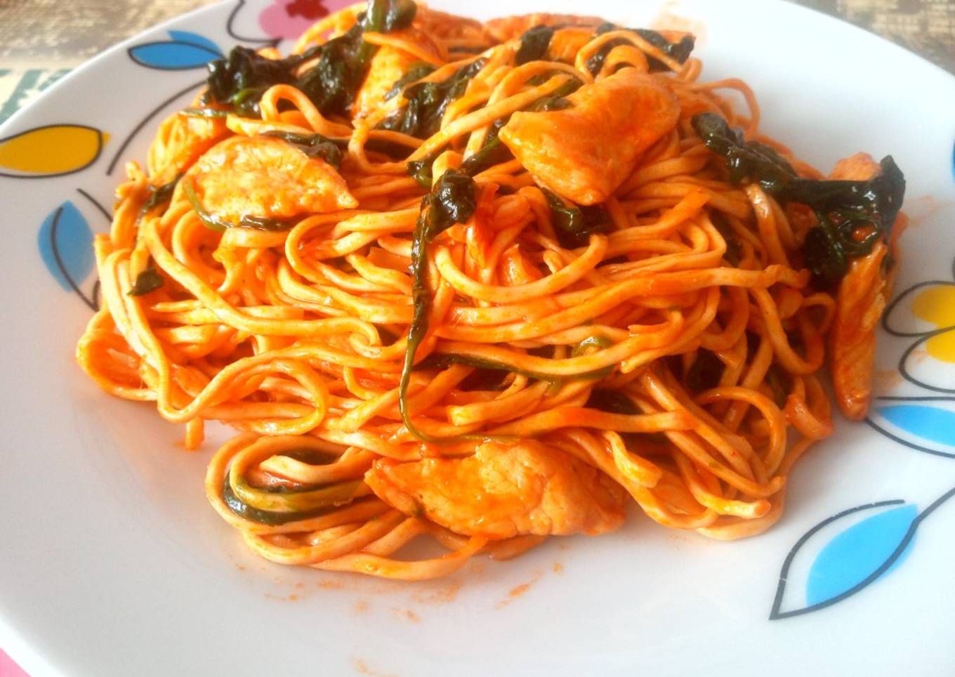 Noodles con pollo y espinacas