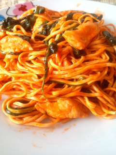 Una foto de Noodles con pollo y espinacas